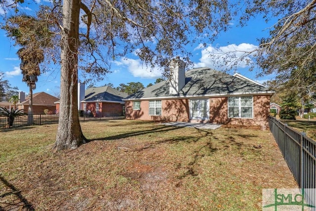 view of front of property featuring a front yard