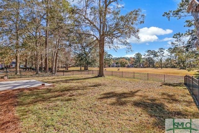 view of yard featuring a rural view