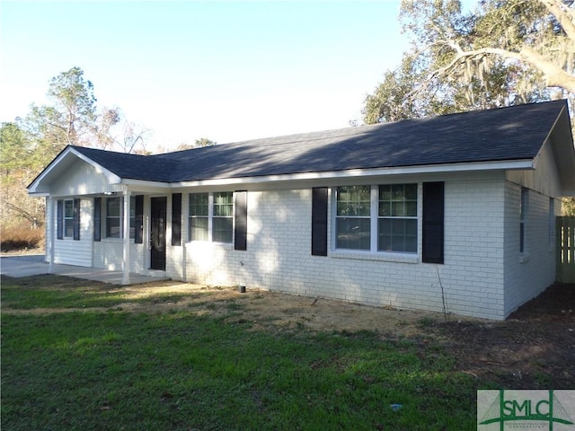 single story home with a front lawn