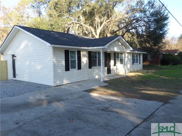 single story home featuring a porch