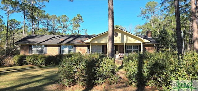 single story home featuring a front yard