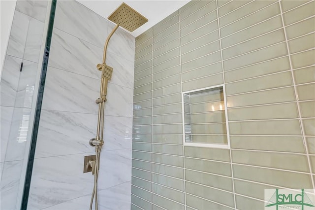 bathroom featuring tiled shower