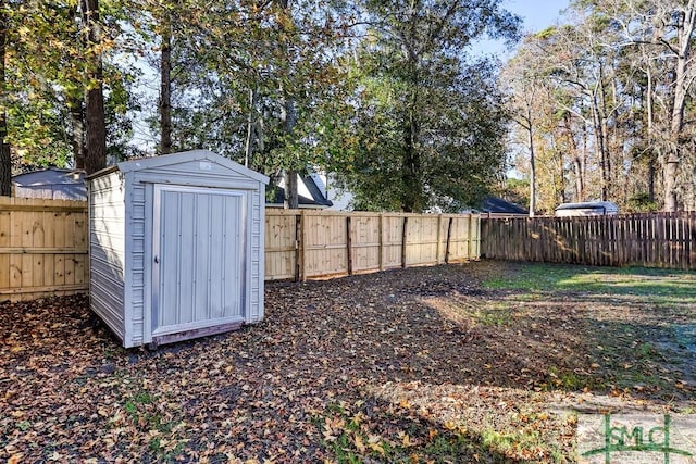 view of yard featuring a storage unit