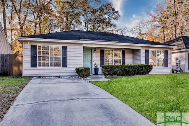 ranch-style home featuring a front lawn