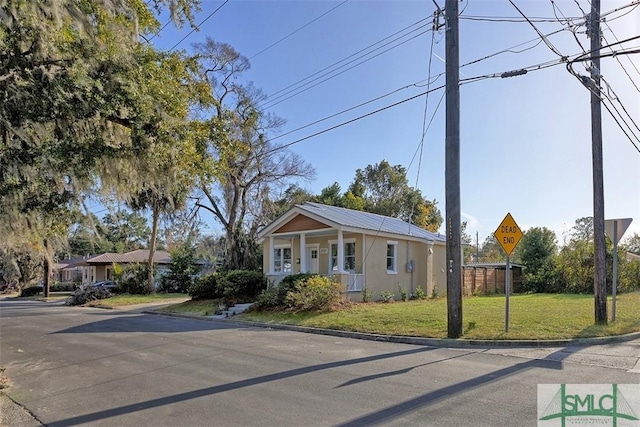 view of front of property with a front yard