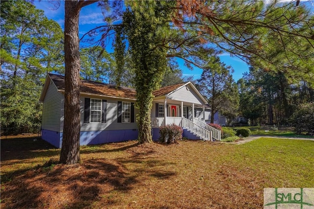 view of side of property featuring a lawn