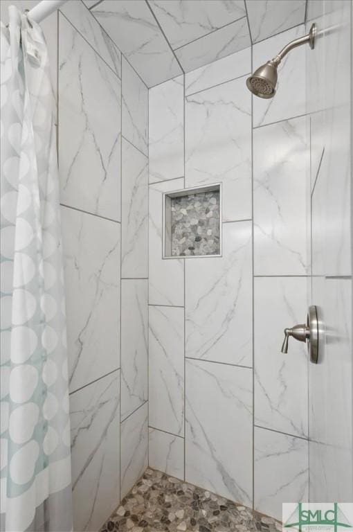 bathroom featuring a tile shower