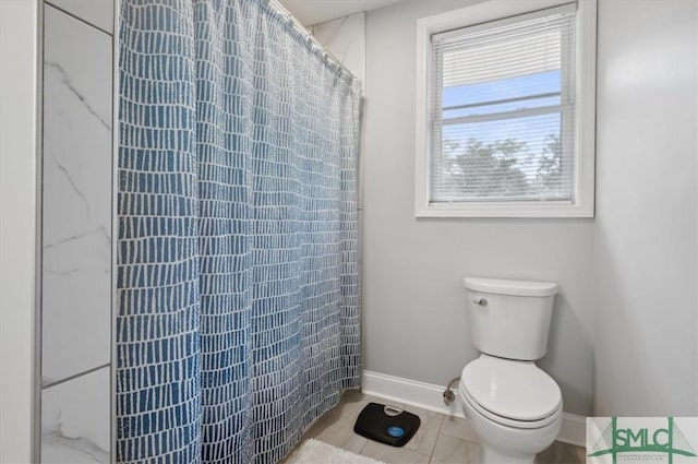 full bath featuring toilet, curtained shower, and baseboards