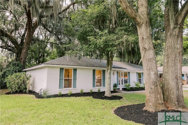 single story home with a front yard