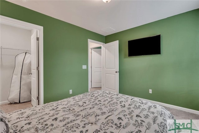 bedroom featuring carpet flooring and a closet