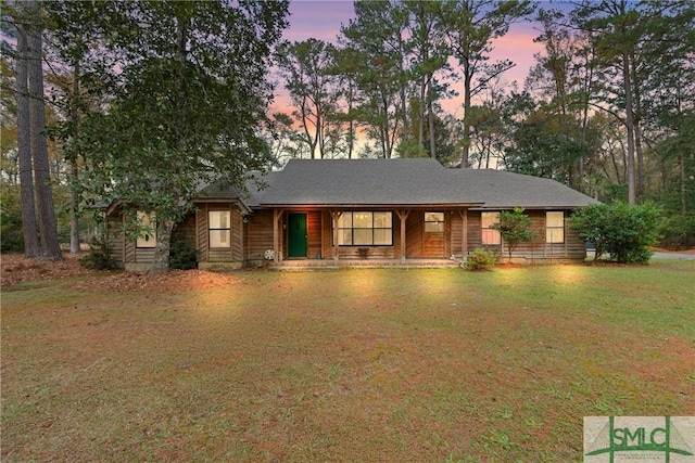 view of front of home featuring a lawn