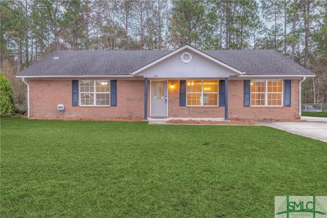 single story home featuring a front lawn