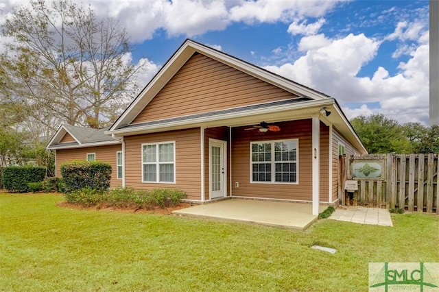 view of front facade with a patio area, ceiling fan, and a front yard