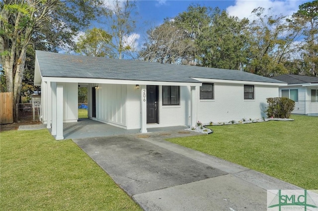 view of front of house featuring a carport and a front yard