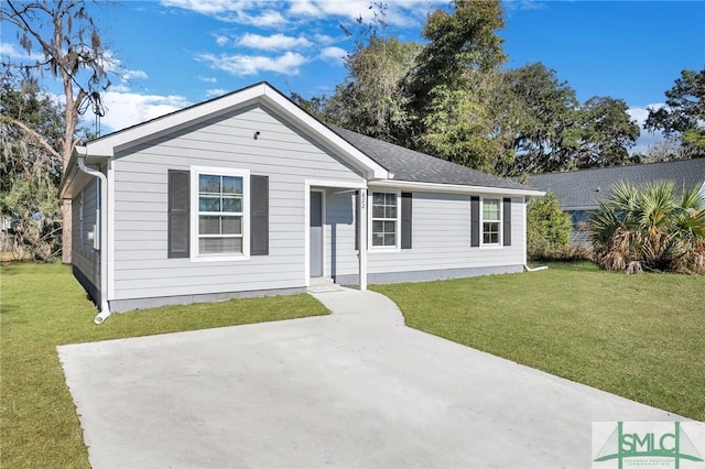 view of front of house featuring a front lawn