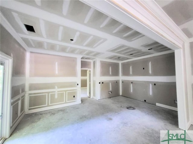 empty room featuring concrete flooring