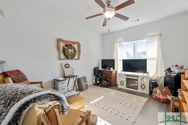 137 William Way, Springfield, GA 31329 - living area featuring wood finished floors and a ceiling fan