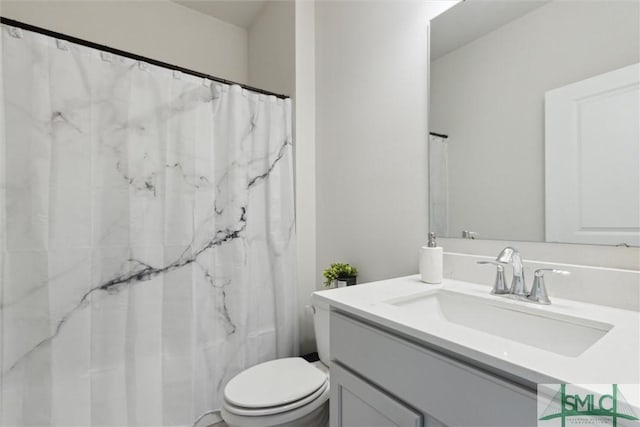 bathroom featuring a shower with curtain, vanity, and toilet