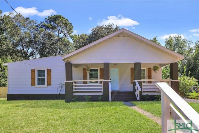 view of front of property featuring a front yard and a porch