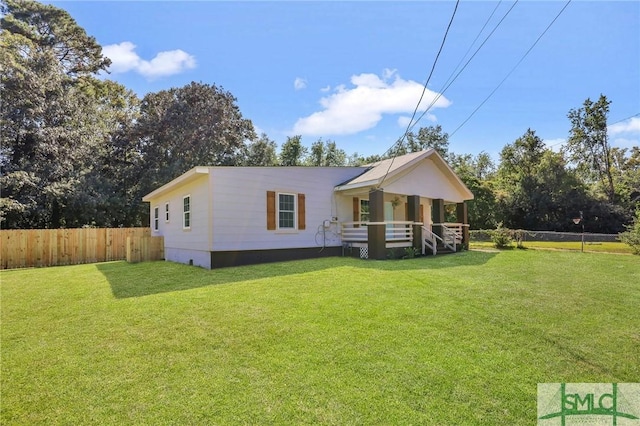 view of front facade featuring a front lawn and a porch