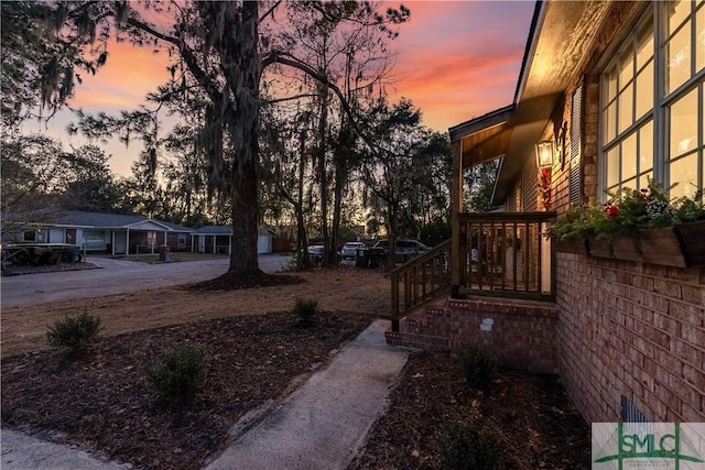 view of yard at dusk