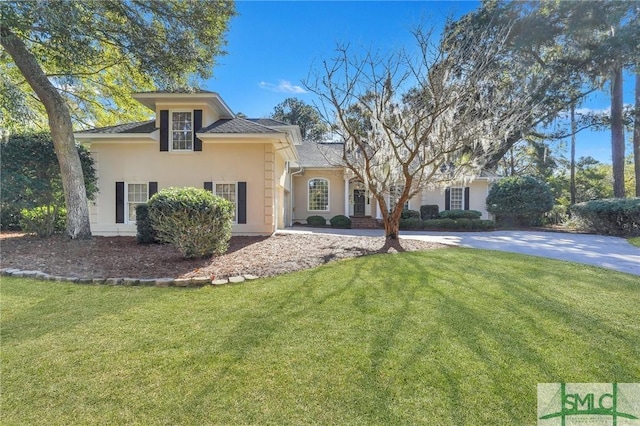 view of front of property featuring a front lawn