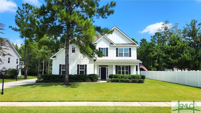 view of front of home featuring a front yard