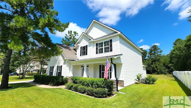 view of front of property featuring a front yard