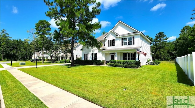 view of front facade featuring a front lawn