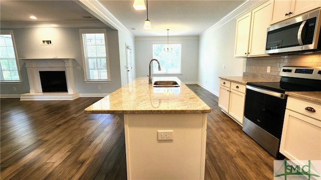 kitchen featuring sink, an island with sink, decorative light fixtures, appliances with stainless steel finishes, and ornamental molding