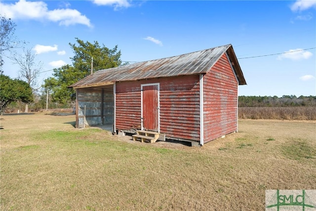 view of outdoor structure featuring a yard