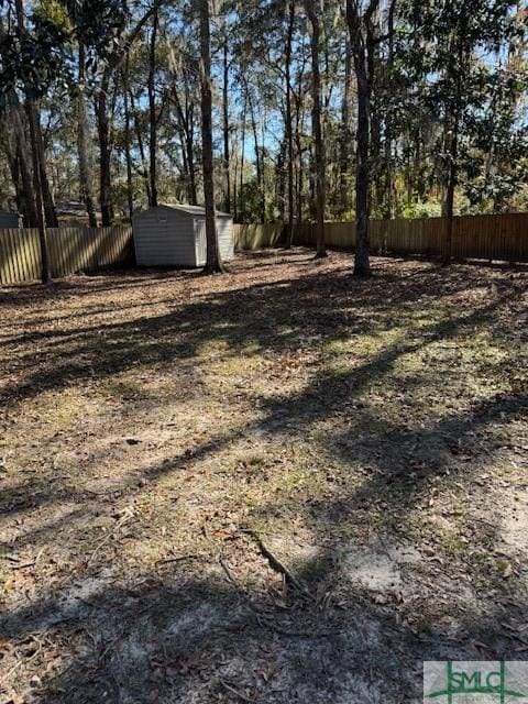 view of yard featuring a shed