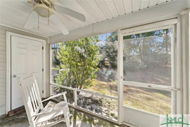 sunroom with ceiling fan