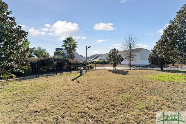 view of yard featuring a mountain view