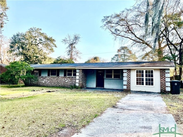 ranch-style house featuring a front yard