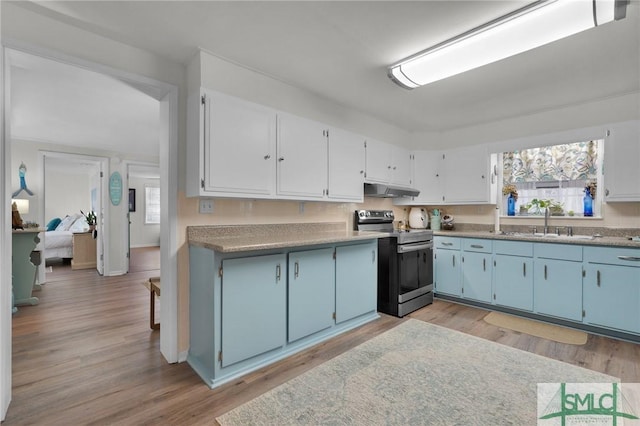 kitchen featuring blue cabinetry, sink, light hardwood / wood-style flooring, electric stove, and white cabinets