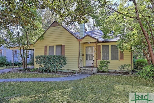 view of front facade with a front yard