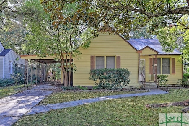 view of front of property featuring a carport and a front yard