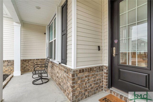 entrance to property featuring covered porch