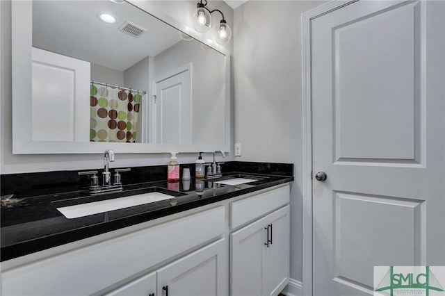 bathroom featuring a shower with shower curtain and vanity