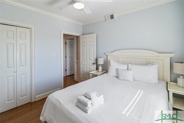 bedroom with wood-type flooring, a closet, ceiling fan, and crown molding