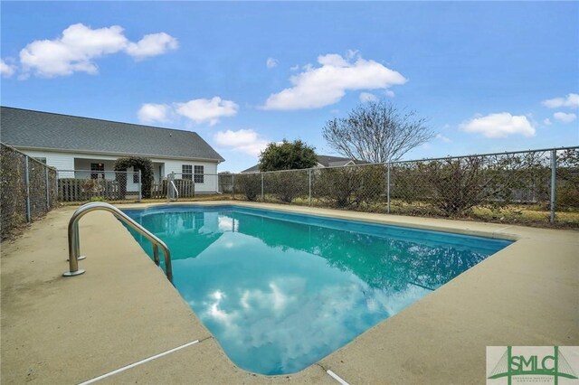 view of swimming pool