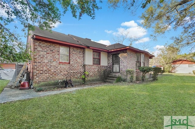 view of front facade featuring a front lawn