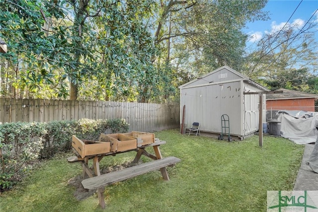 view of yard with a storage unit