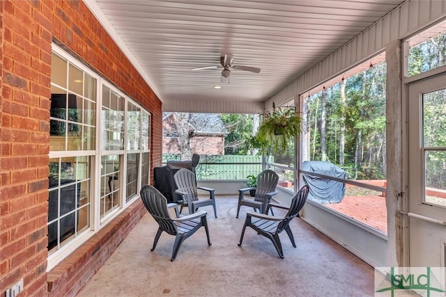 sunroom with ceiling fan