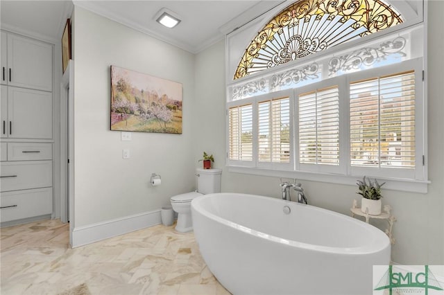 bathroom with a bathtub, toilet, and crown molding