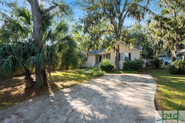 view of front of property with a front yard