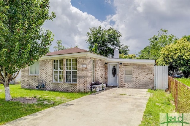 single story home with a front lawn