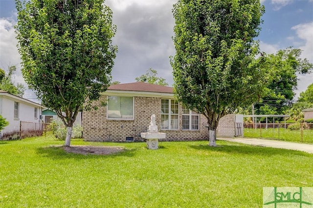 view of front of property featuring a front lawn