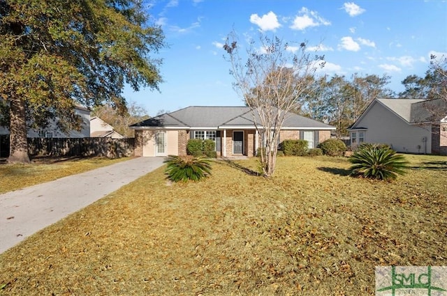 single story home with a front lawn